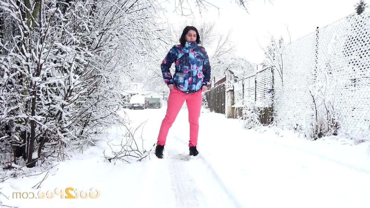15P La chica caucásica Henna se baja los pantalones rosas para orinar en una calle cubierta de nieve