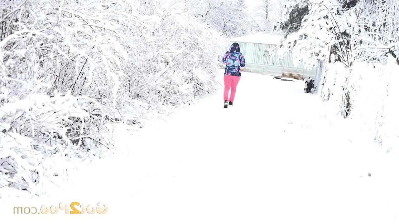 15P La chica caucásica Henna se baja los pantalones rosas para orinar en una calle cubierta de nieve