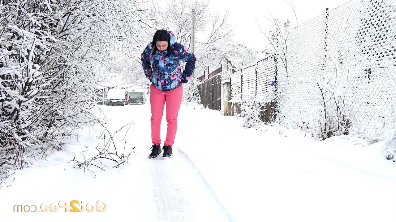 15P La chica caucásica Henna se baja los pantalones rosas para orinar en una calle cubierta de nieve