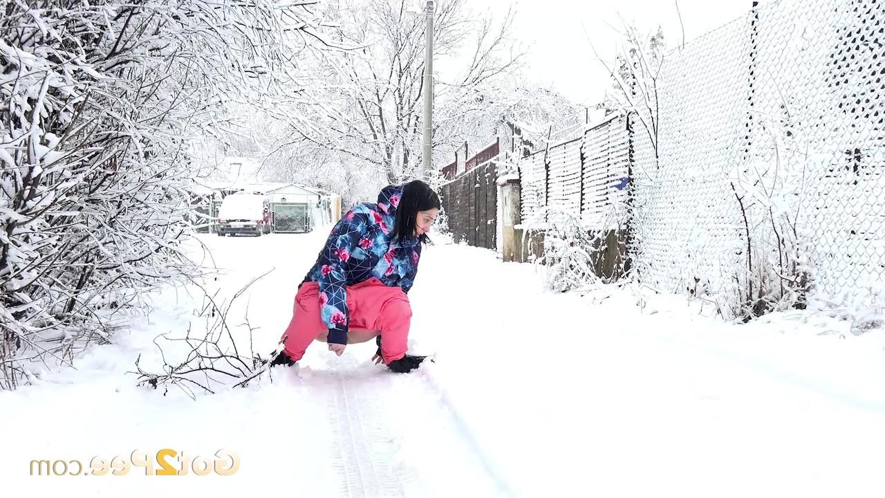 15P La chica caucásica Henna se baja los pantalones rosas para orinar en una calle cubierta de nieve