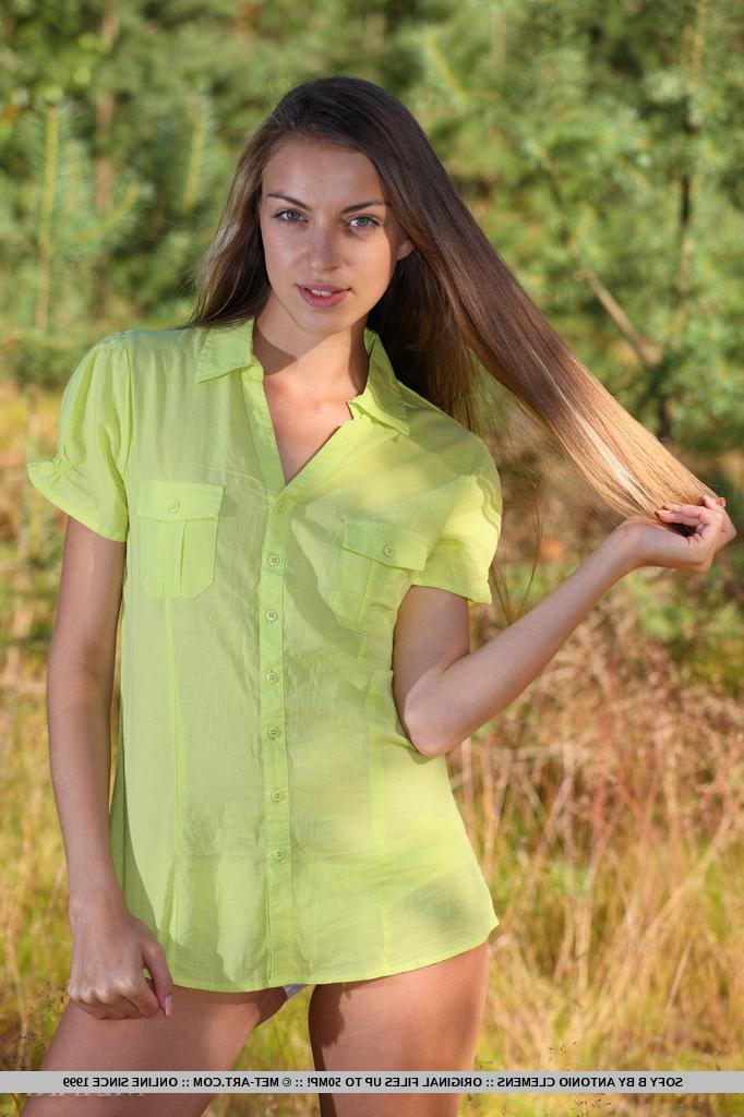 18P A modelo adolescente perfeita Sofy B tirando a calcinha branca na floresta