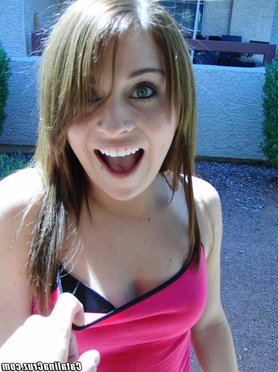 20P La jolie star du porno Brynn Jay dévoile son corps, chevauche une bite et reçoit un soin du visage.