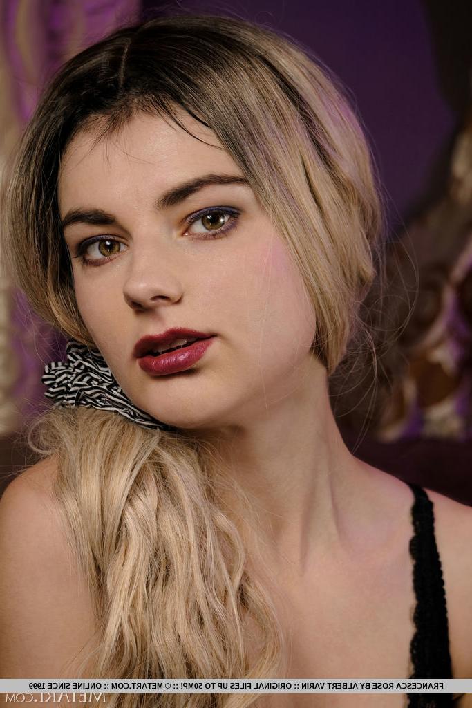 18P A linda adolescente loira Francesca Rose fica completamente nua de maneira casual