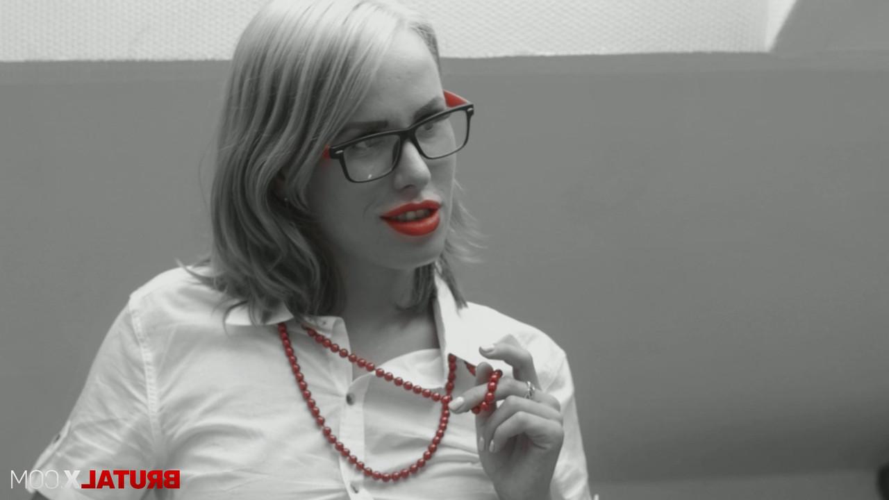 12P La blonde Anita séduit un entrepreneur pour du sexe avec des talons aiguilles.
