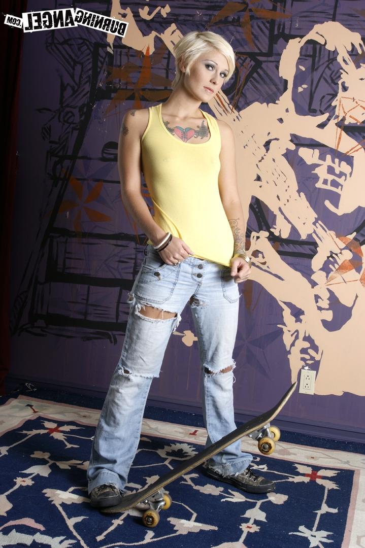 17P Short haired skater girl Kleo inserting fingers in her ass and pussy