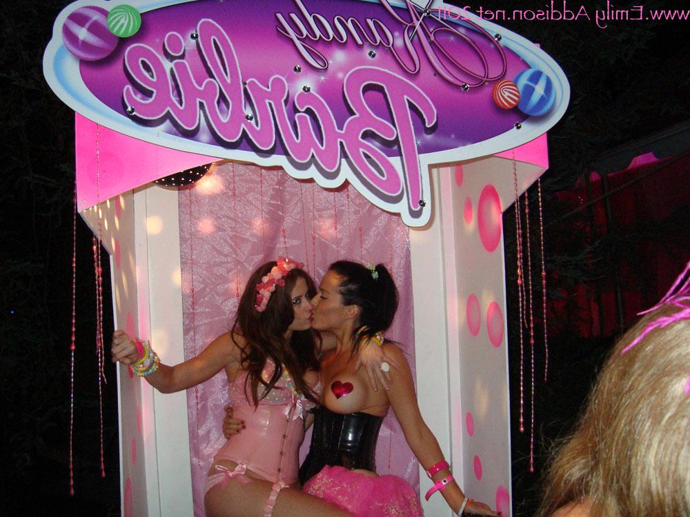 20P A gata amadora Emily Addison e suas amigas exibem seus peitos grandes juntas