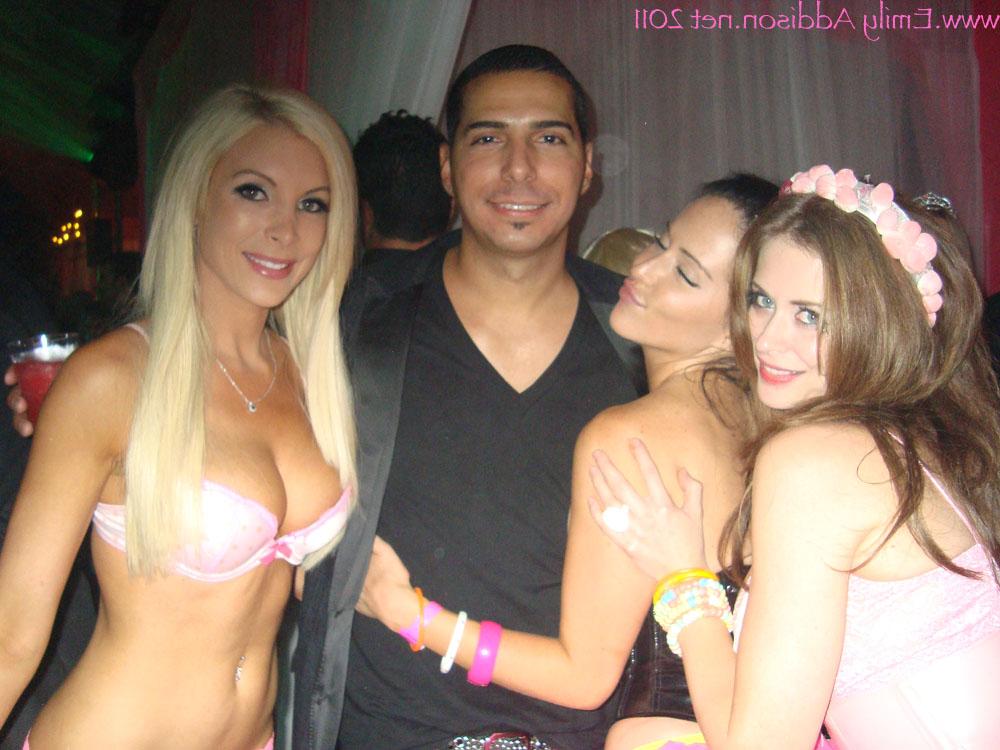 20P A gata amadora Emily Addison e suas amigas exibem seus peitos grandes juntas