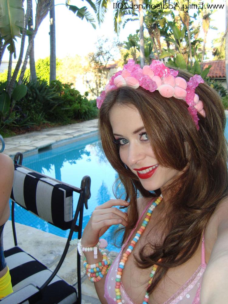 20P A gata amadora Emily Addison e suas amigas exibem seus peitos grandes juntas