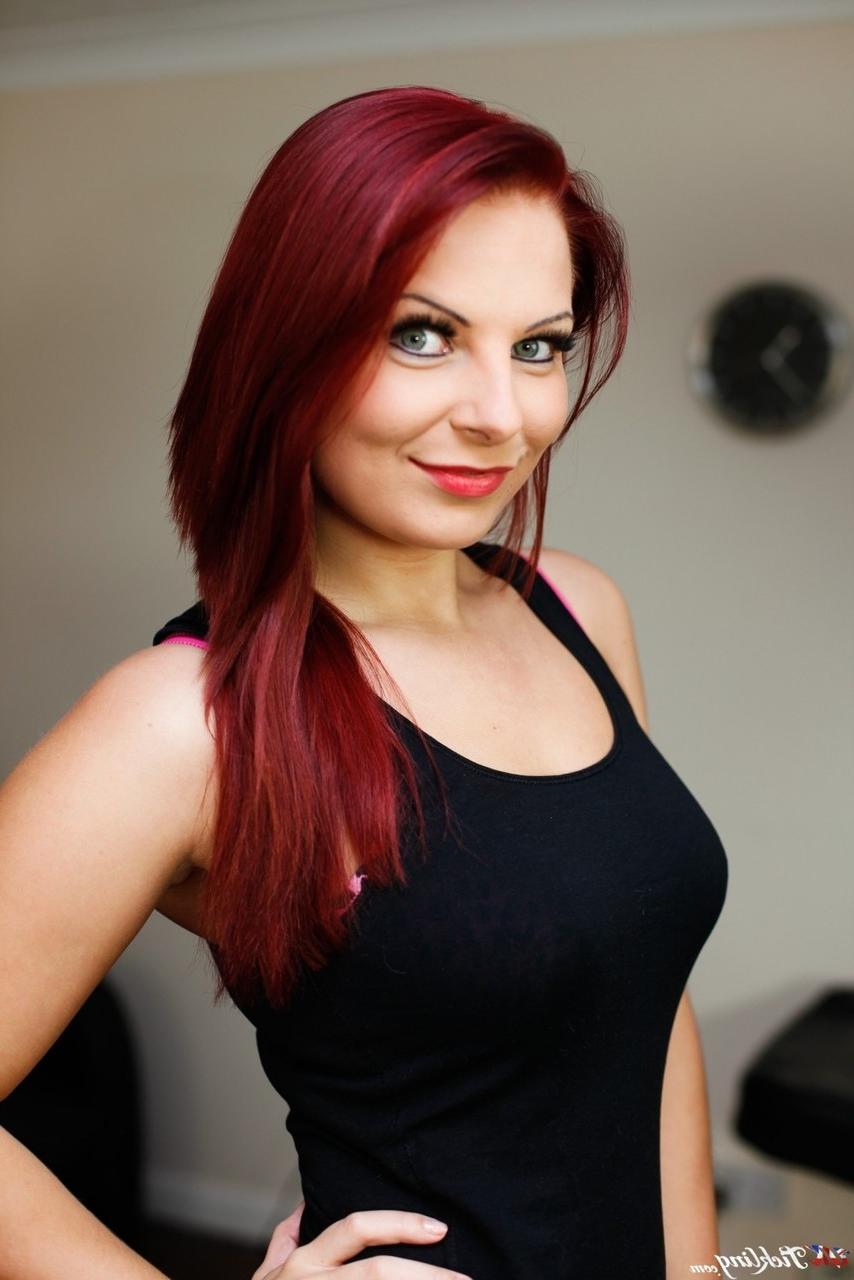 12P British redhead Sarah Jayne curls her pretty toes during a non-nude gig