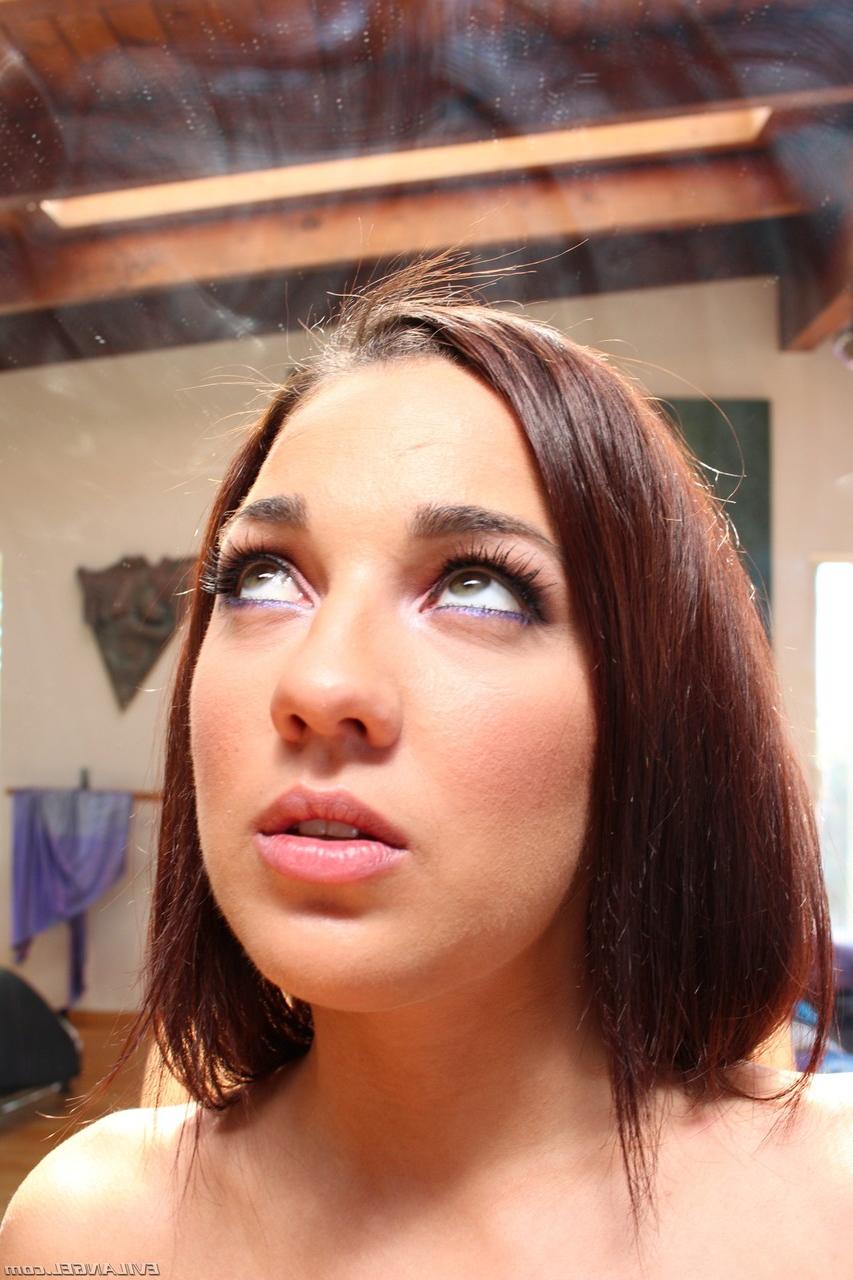 20P Linda morena Amara Romani mostrando seu corpo sexy na frente do espelho