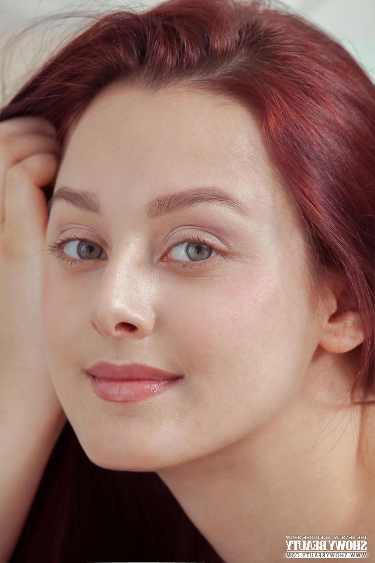 20P La belle jeune fille Olivia se met totalement nue avec assurance.
