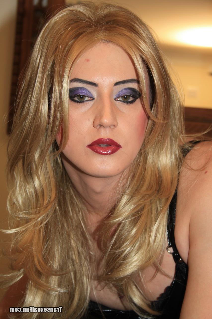 15P Transexual Fun Naked Photos