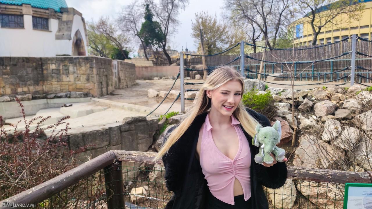 15P Der blonde Teenager Melody Marks hat gleichzeitig Sex mit ein paar attraktiven Männern