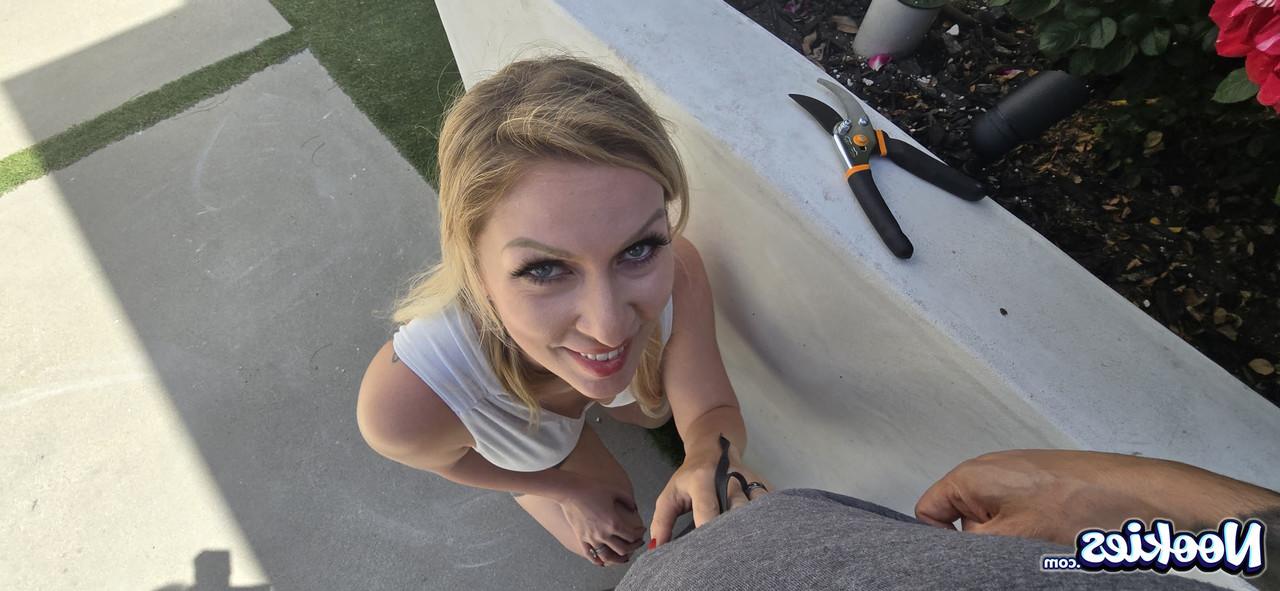 15P Loira MILF Sydney Paige faz sexo POV ao ar livre na sombra