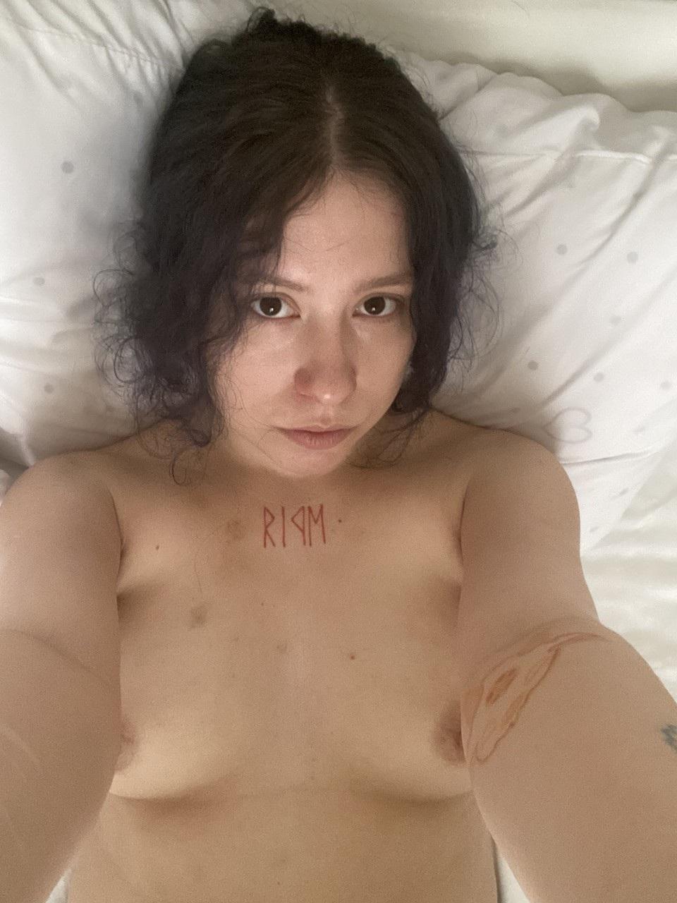 20P Gata morena mostra seus peitos maravilhosos e toca sua buceta aparada
