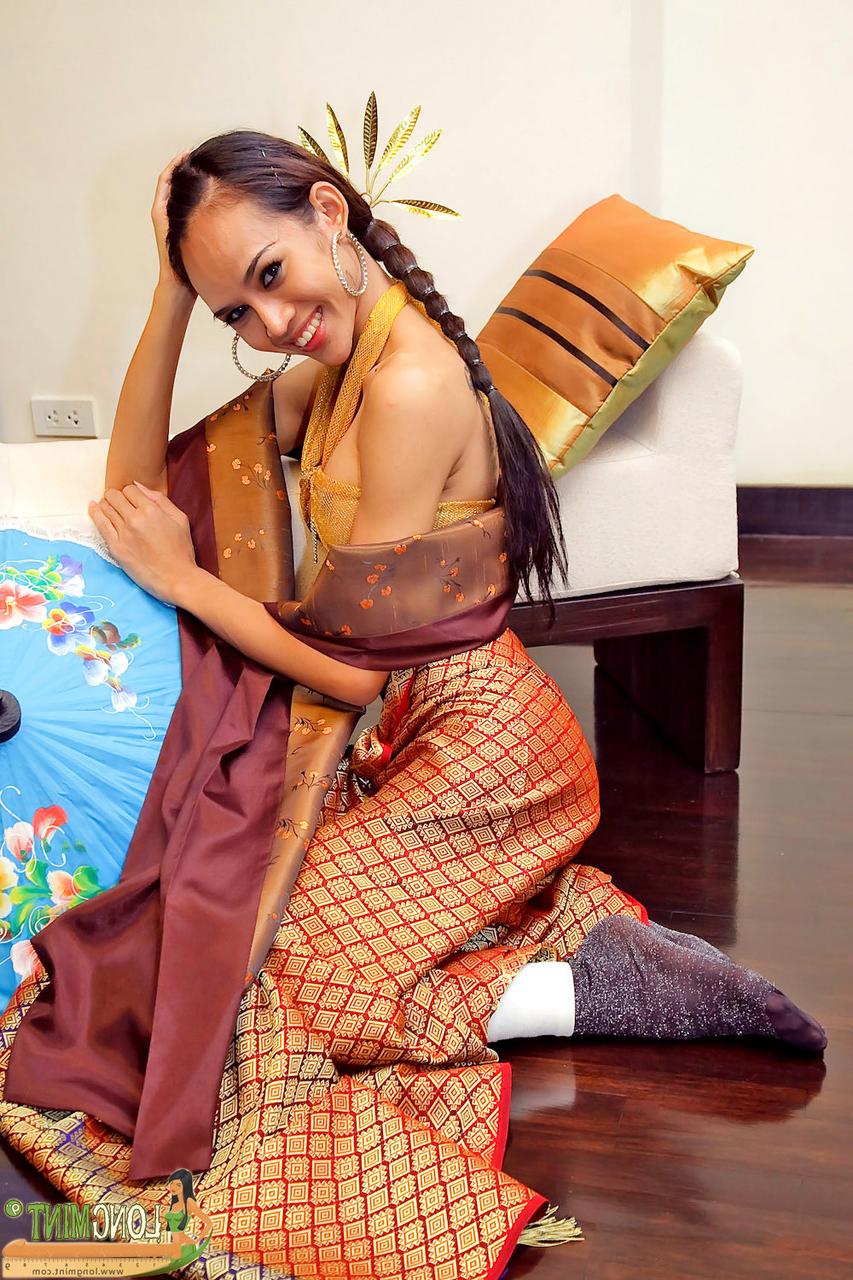20P Travesti gostosa com uma bunda grande lambe a cabeça de seu pau grande enquanto se masturba