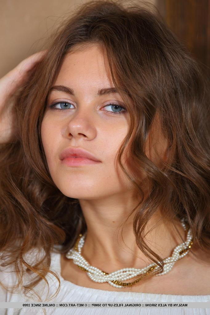 18P Petite adolescente Euro Maslyn fica nua e mostra seu corpo magro