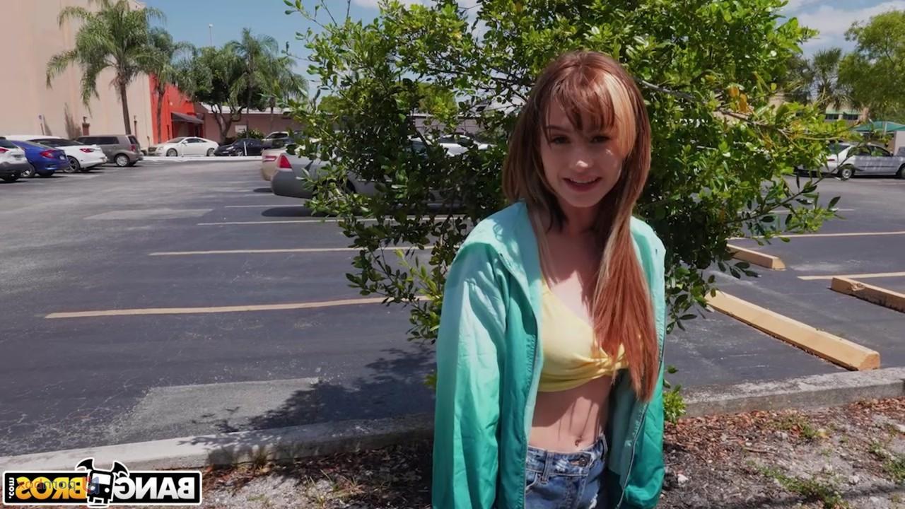20P L'auto-stoppeuse Kimberly Snow a des relations sexuelles hardcore avec un inconnu bien membré dans sa voiture.