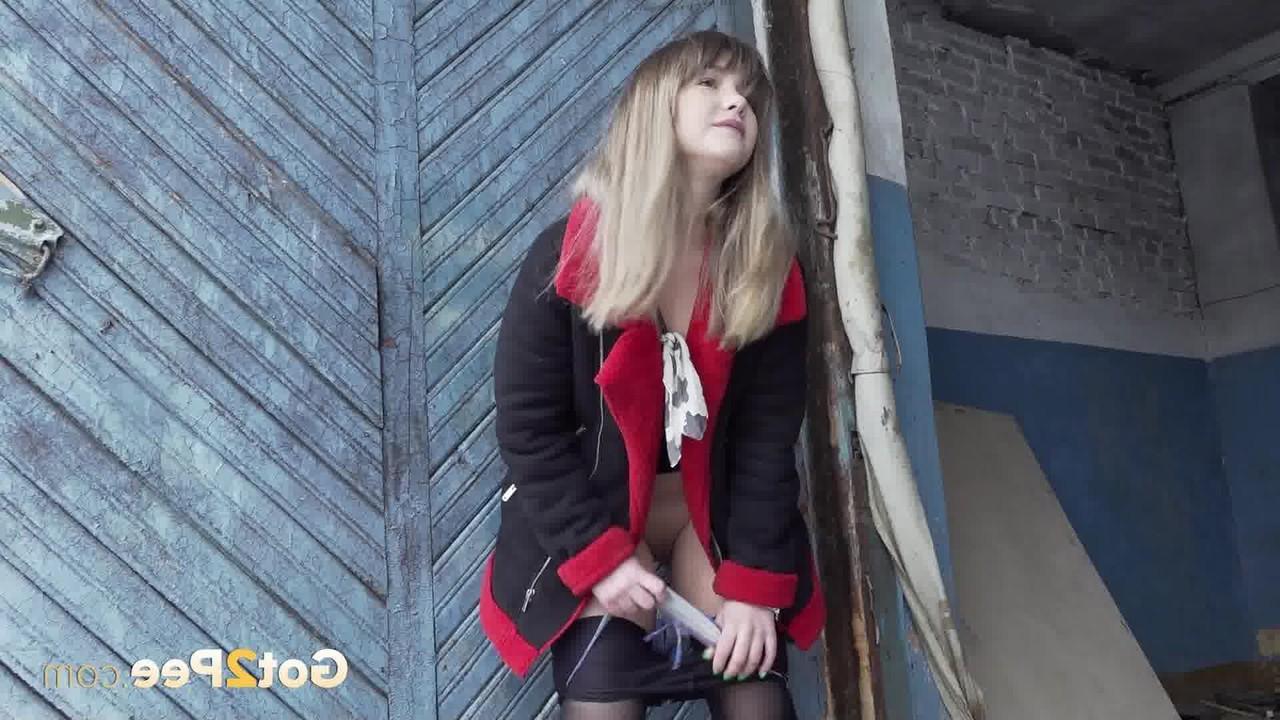 15P La rubia verónica hace pis en medias de nailon contra una puerta de madera