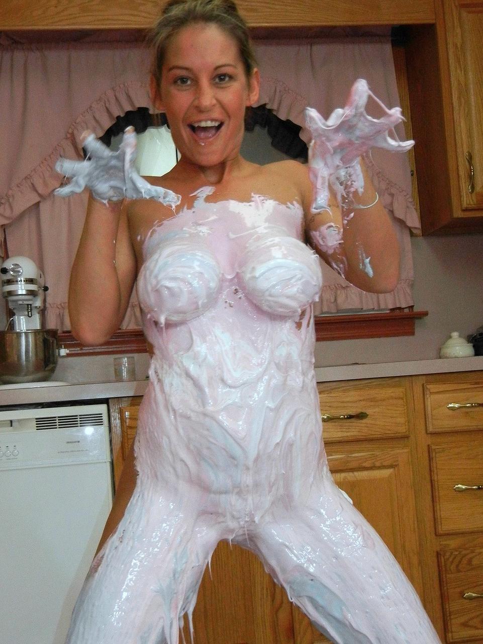 20P Ama de casa tetona Leeanna Heart cubre su cuerpo desnudo con pelusa de malvavisco
