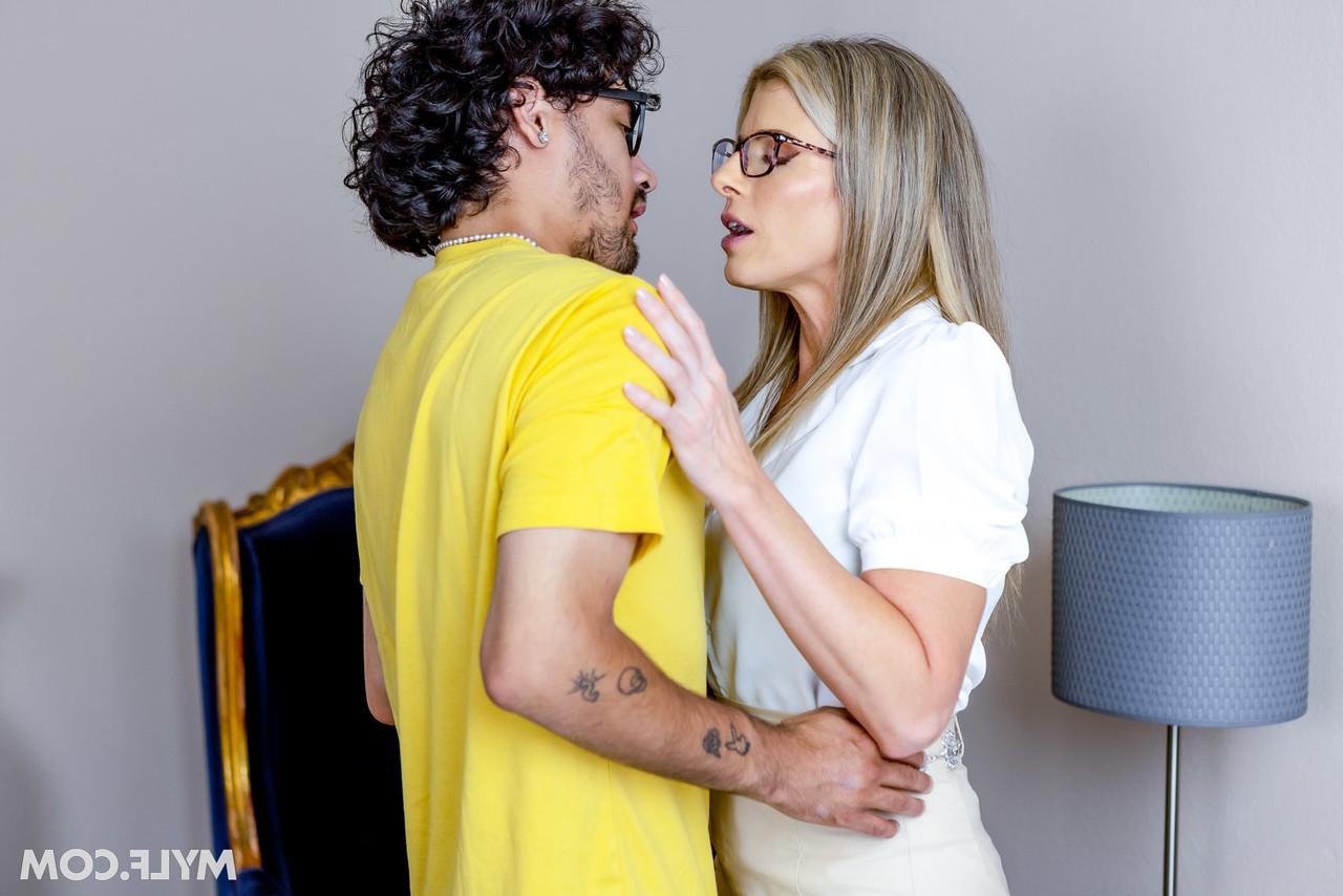 20P Loira sexy MILF em óculos Cory Chase acaricia seus peitos grandes em um trio difícil