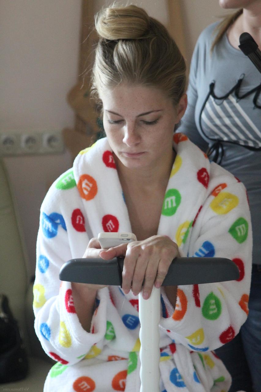 20P Die Lesben Cayenne A und Lisa C ziehen sich aus, posieren und haben Sex bei einem Fotoshooting