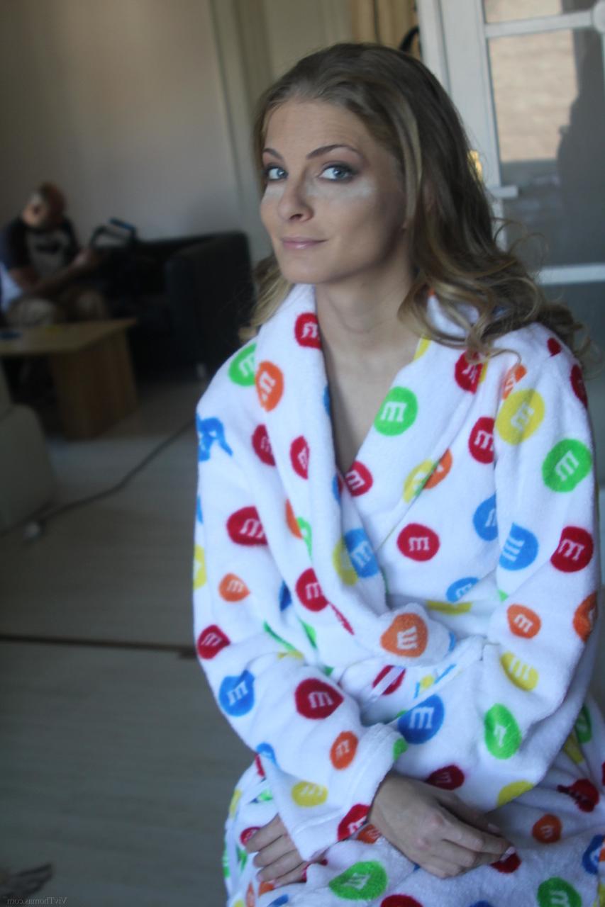 20P Die Lesben Cayenne A und Lisa C ziehen sich aus, posieren und haben Sex bei einem Fotoshooting