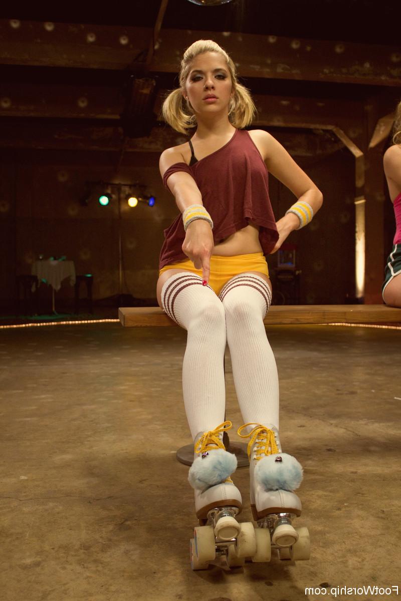 17P Garotas brancas de patins e meias listradas expõem seus peitos pequenos