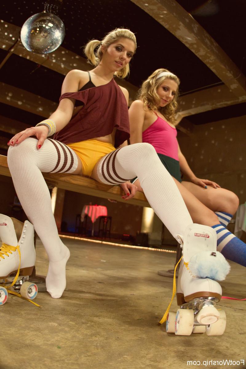 17P Garotas brancas de patins e meias listradas expõem seus peitos pequenos