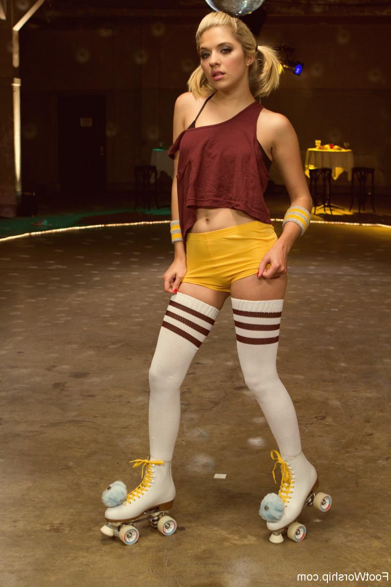 17P Garotas brancas de patins e meias listradas expõem seus peitos pequenos