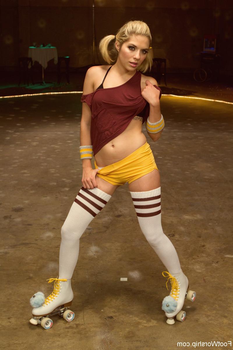 17P Garotas brancas de patins e meias listradas expõem seus peitos pequenos