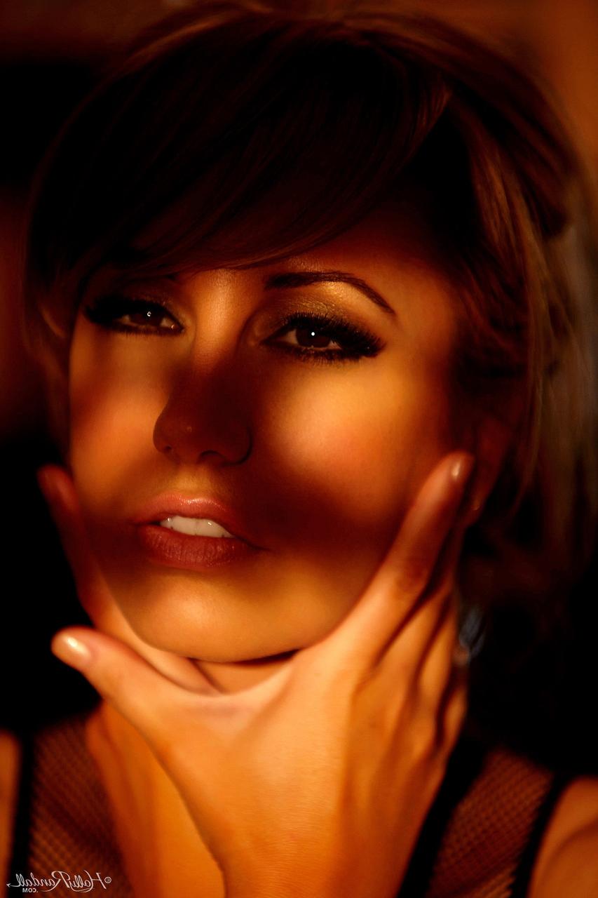 20P A linda Brett Rossi tira lentamente a lingerie e mostra seus grandes juggs