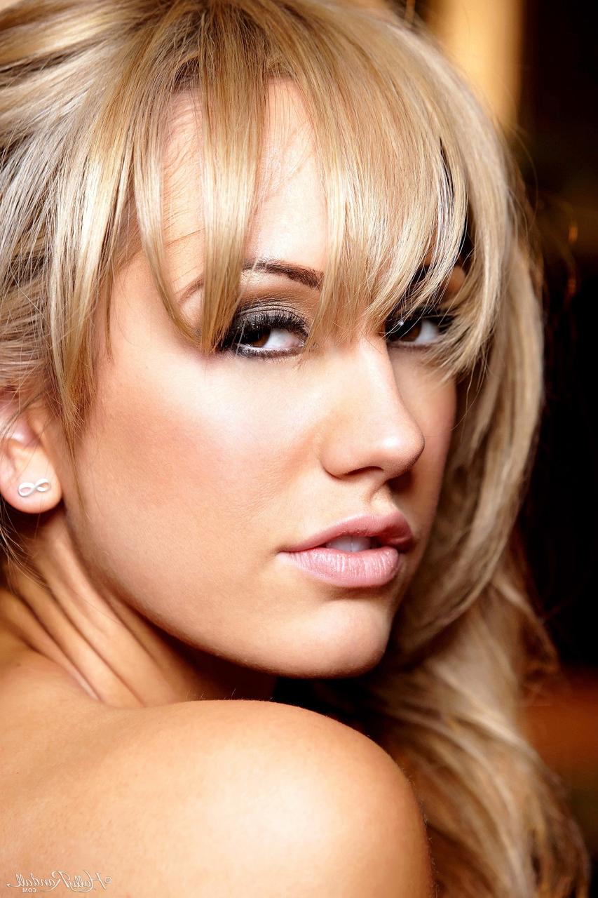 20P A linda Brett Rossi tira lentamente a lingerie e mostra seus grandes juggs