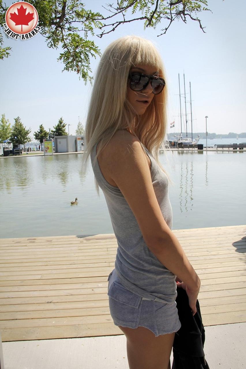 16P Die dünne Shemale Chloe Rose enthüllt zuerst ihre Titten, bevor sie ihren Schwanz herauszieht