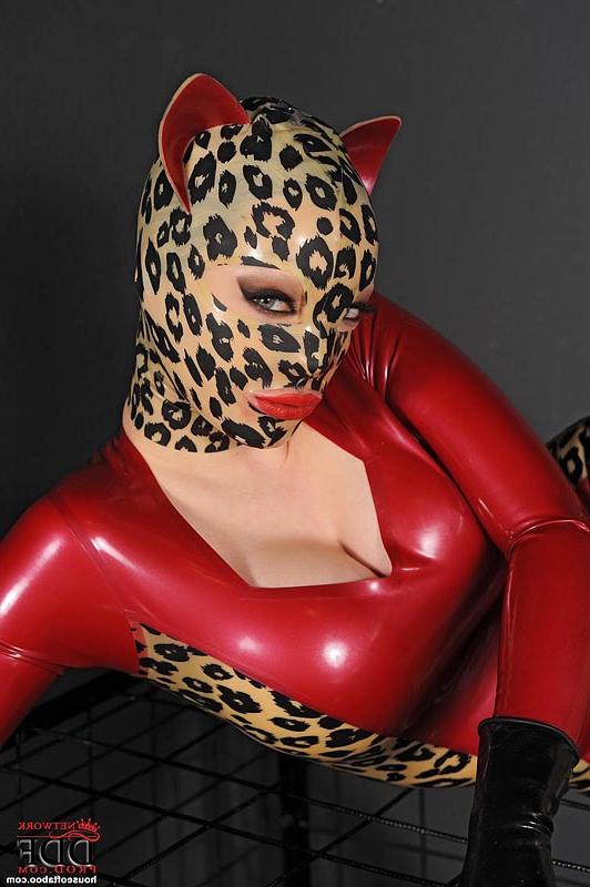 11P Das eingesperrte Fetischmodell Latex Lucy leckt den Arsch und gibt einen interrassischen Blowjob