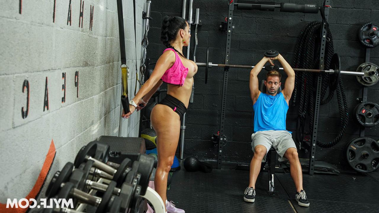 20P MILF Sandy Love gets her big ass licked & her pussy boned at the gym