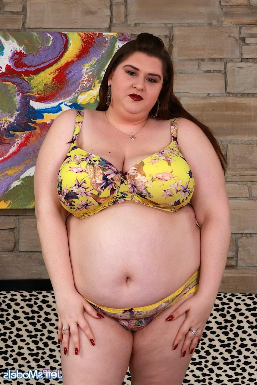16P Die fettleibige Rothaarige Shanelle Savage zieht BH und Höschen aus, bevor sich die Muschi spreizt