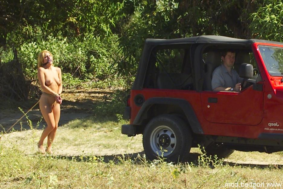 20P La esclava rubia atada Jenni Lee camina desnuda por la jungla