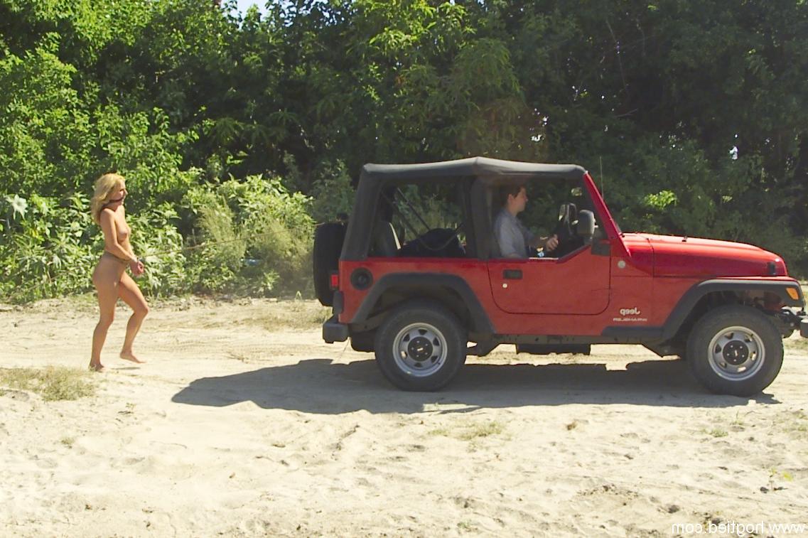 20P La esclava rubia atada Jenni Lee camina desnuda por la jungla