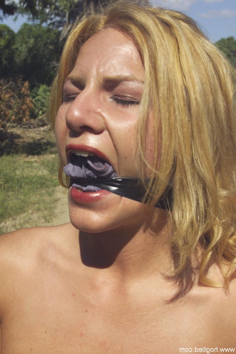 20P La esclava rubia atada Jenni Lee camina desnuda por la jungla