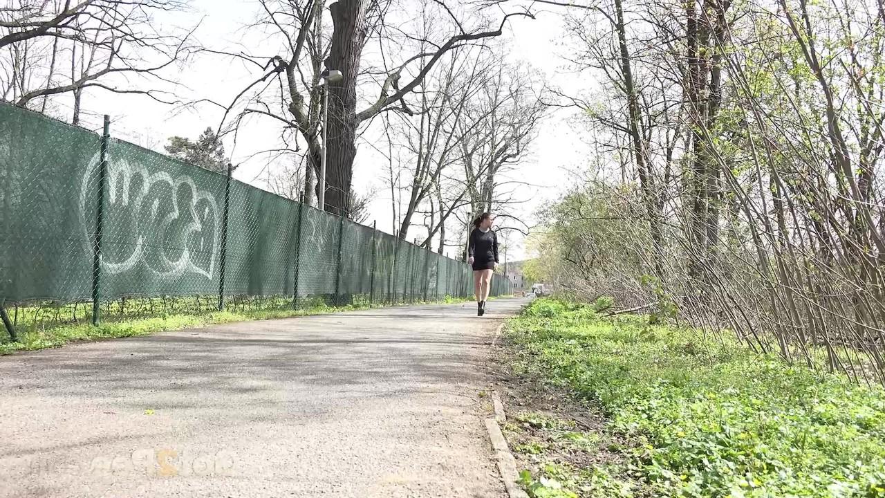 15P A garota branca Billie levanta a saia antes de mijar em uma estrada pavimentada