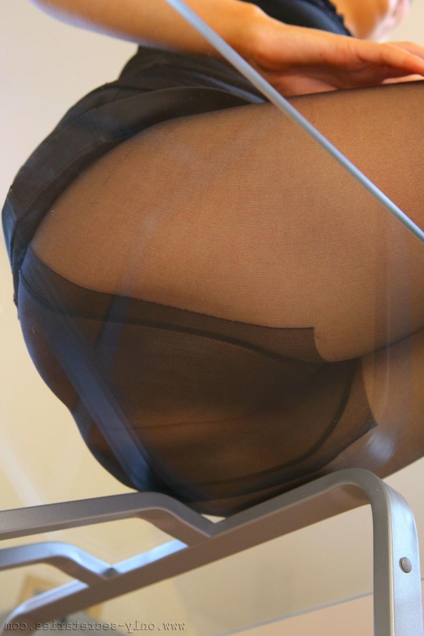20P Die verführerische Blondine Tamar zieht ihr schwarzes Outfit aus und stellt ihre Titten in Nylons zur Schau