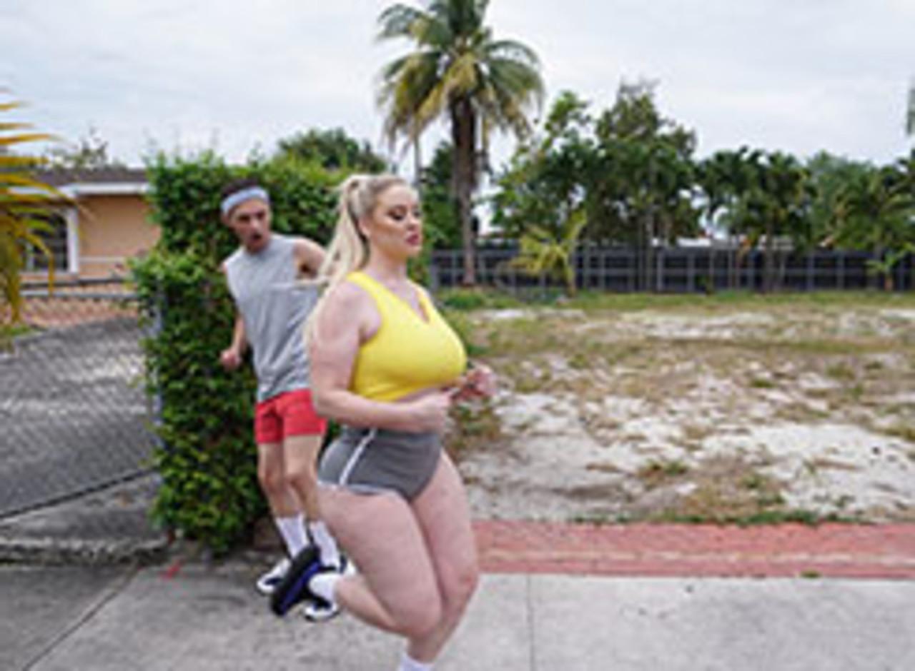 20P Amateur-MILF mit großen saftigen Titten Jenna Starr fickt ihre kleine Nachbarin