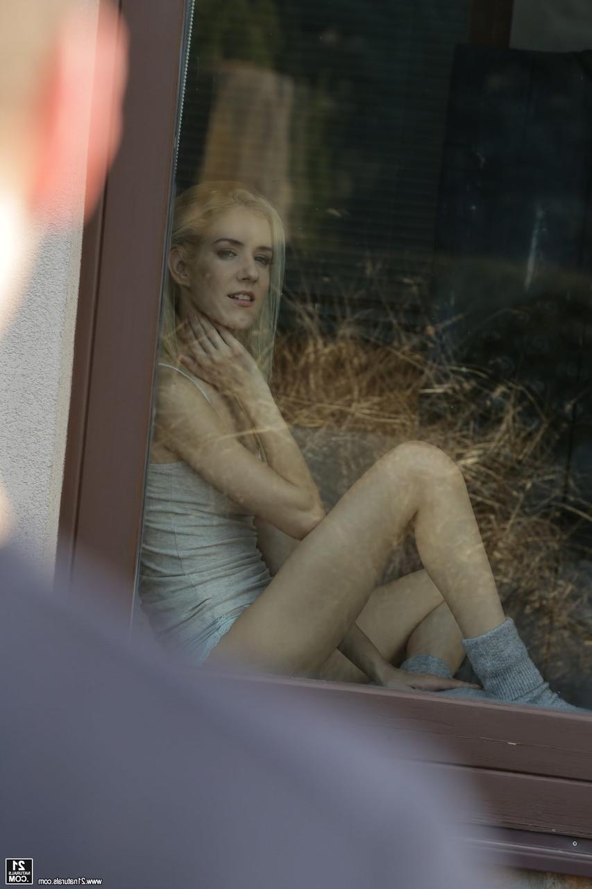 18P Das sexy blonde Teenieluder gibt einen schönen Blowjob, bevor es sich die Muschi kaputt macht