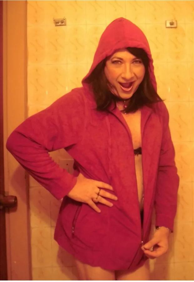 19P A travesti gordinha Maritza Alejandra mostra seu pau pequeno vestindo lingerie preta