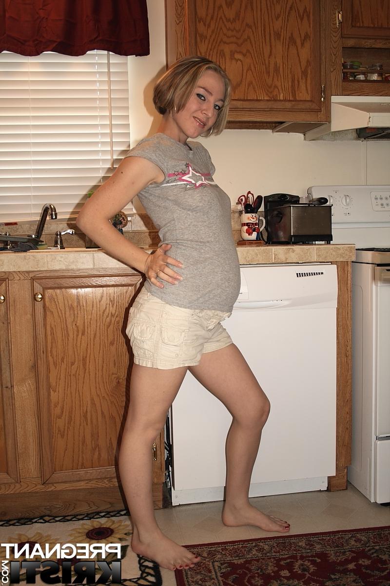 16P Kristi amateur embarazada hace su debut desnuda en la cocina