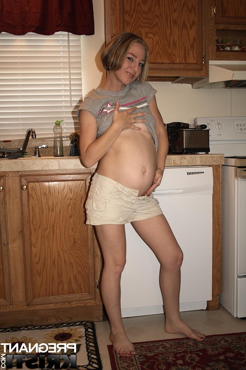 16P Kristi amateur embarazada hace su debut desnuda en la cocina