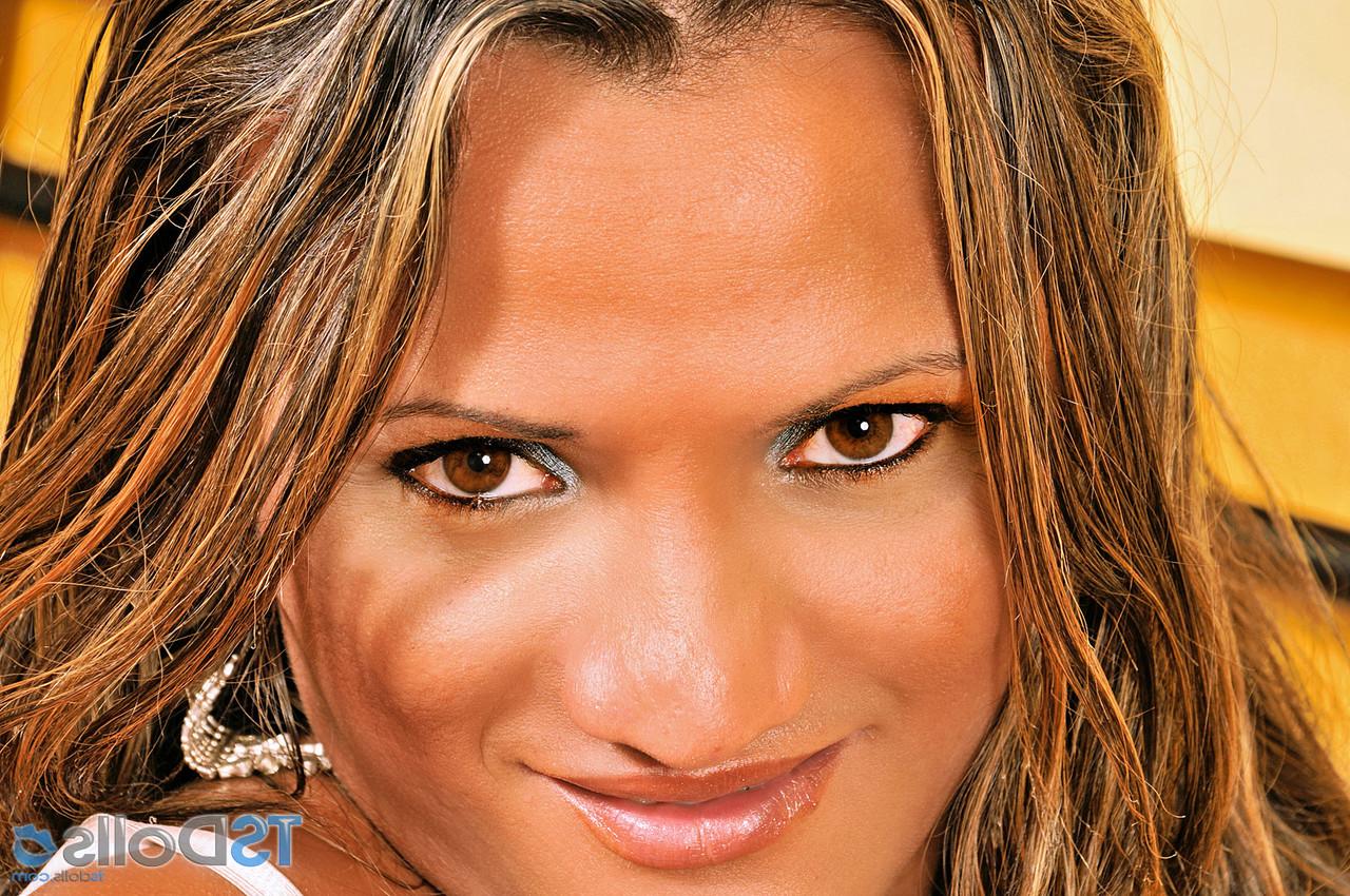 20P Travesti gostosa em lingerie com estampa de leopardo Amanda Ciarelly acariciando seu pau enorme