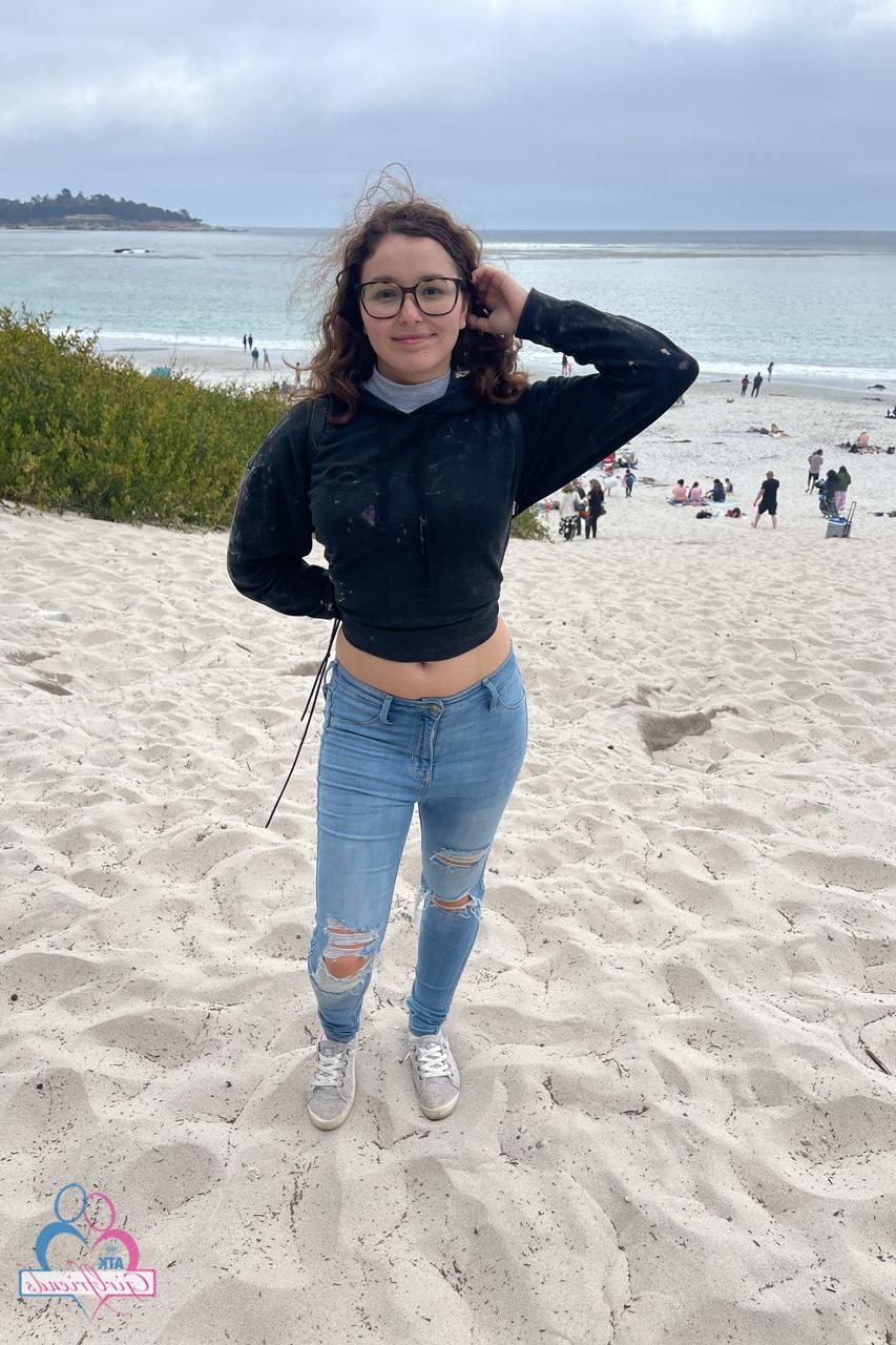 20P A adolescente morena Leana Lovings mostra sua bunda grande e sua convidativa buceta raspada
