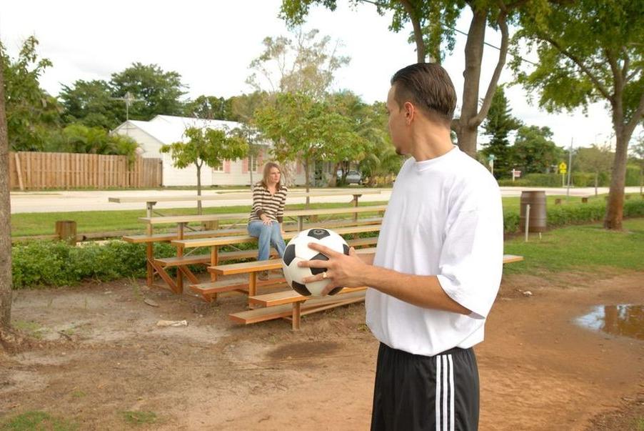 10P A mãe do futebol leva um jovem para casa e transa com ele na cama